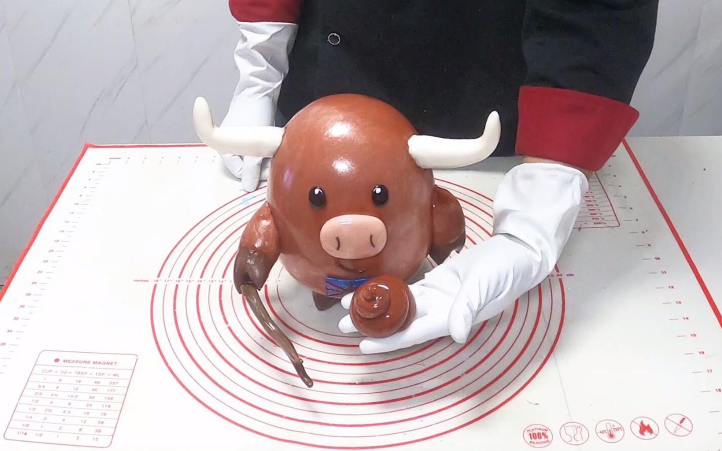 约翰牛:我又没招谁惹谁,就拿着搅屎棍在那玩着,我就被一坨便便砸成