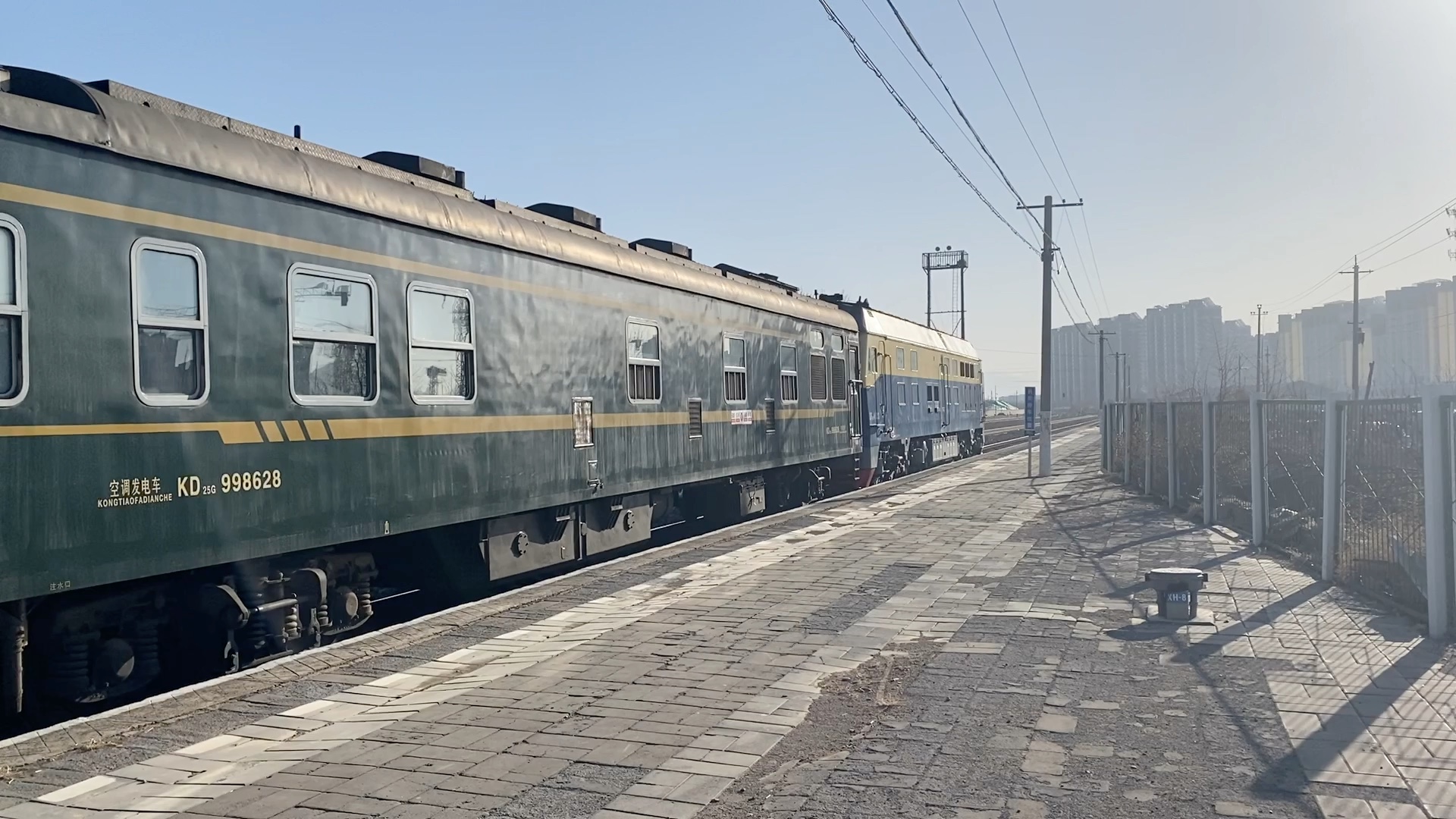 [你椒拍cece]临时恢复运行并改为单层车底的k7711驶出密云北站_哔哩