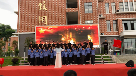 合唱《中国人》，那天阳光收进云层，你们的音准也收进肚子