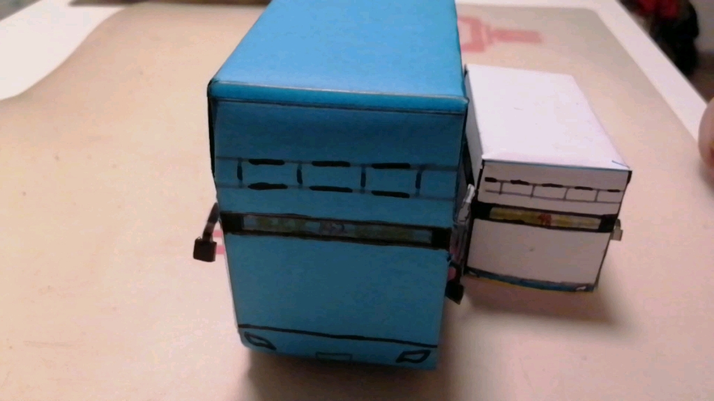 纸盒制作双层巴士图片