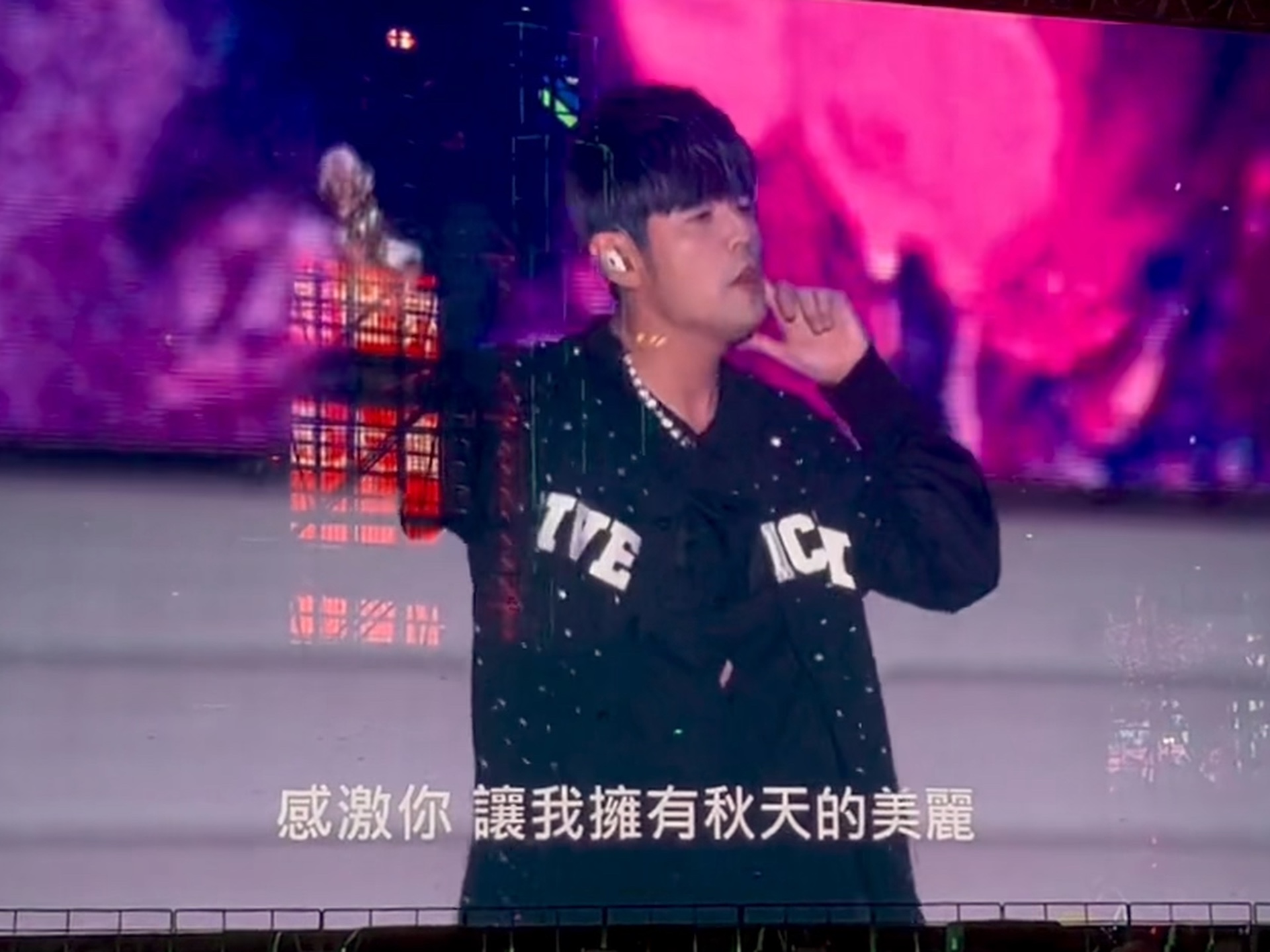 回顾系列 周杰伦嘉年华香港演唱会 老周与邓紫棋合唱《黑色毛衣》