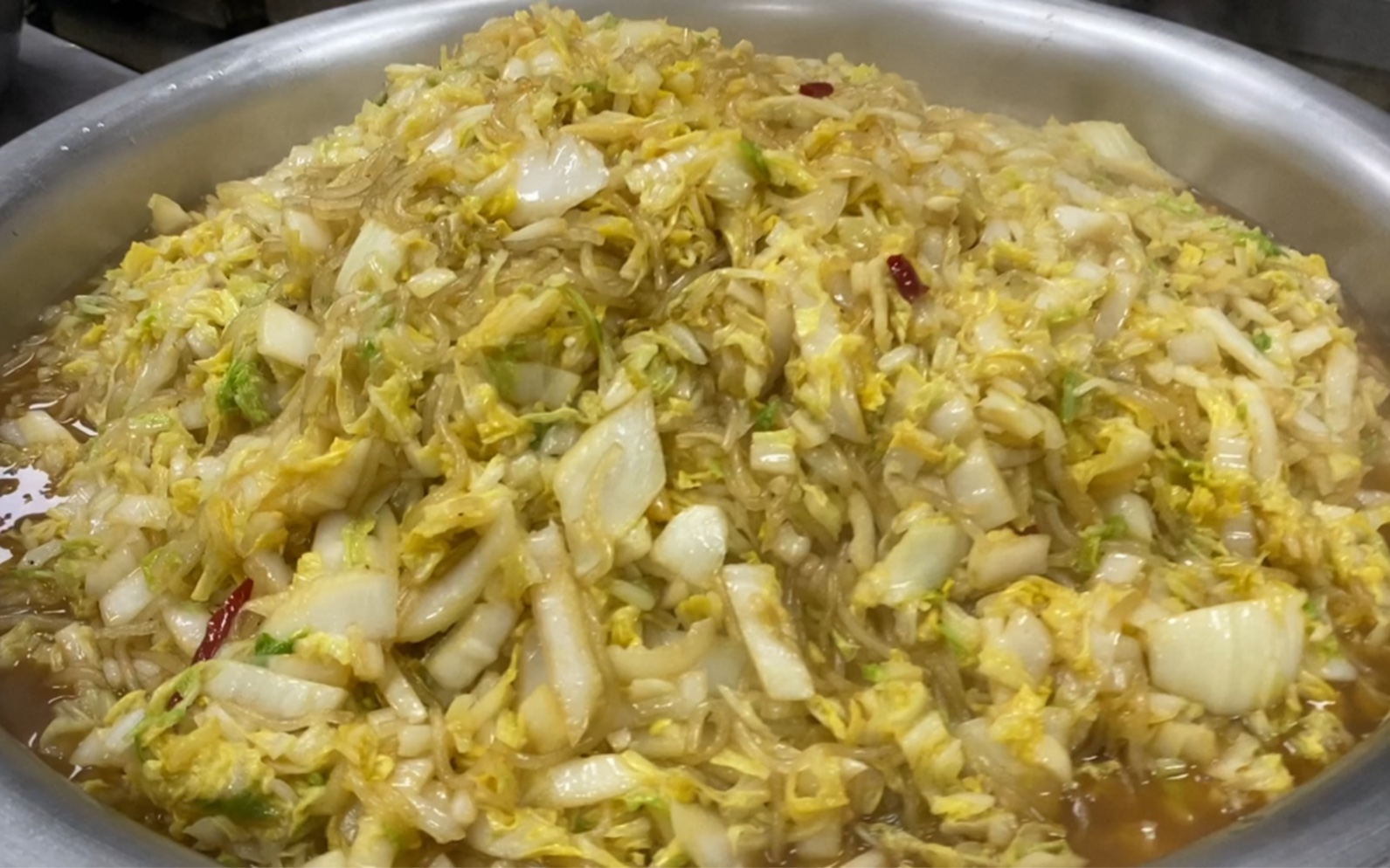 食堂大锅菜白菜炒粉条,粉条不粘锅不糊底,看大厨是如何操作的吧