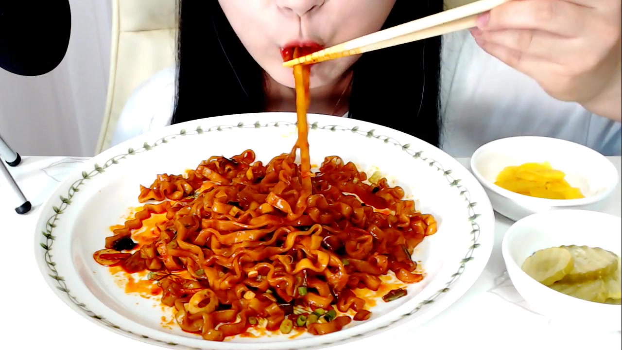 韩国吃播咀嚼音妹纸安安静静的吃份火鸡面bhc烤鸡腿