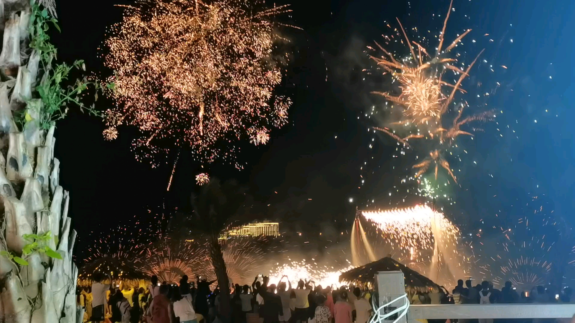 温州洞头篝火晚会,打火花配烟火,视觉盛宴,只是本人占不到出来早了占