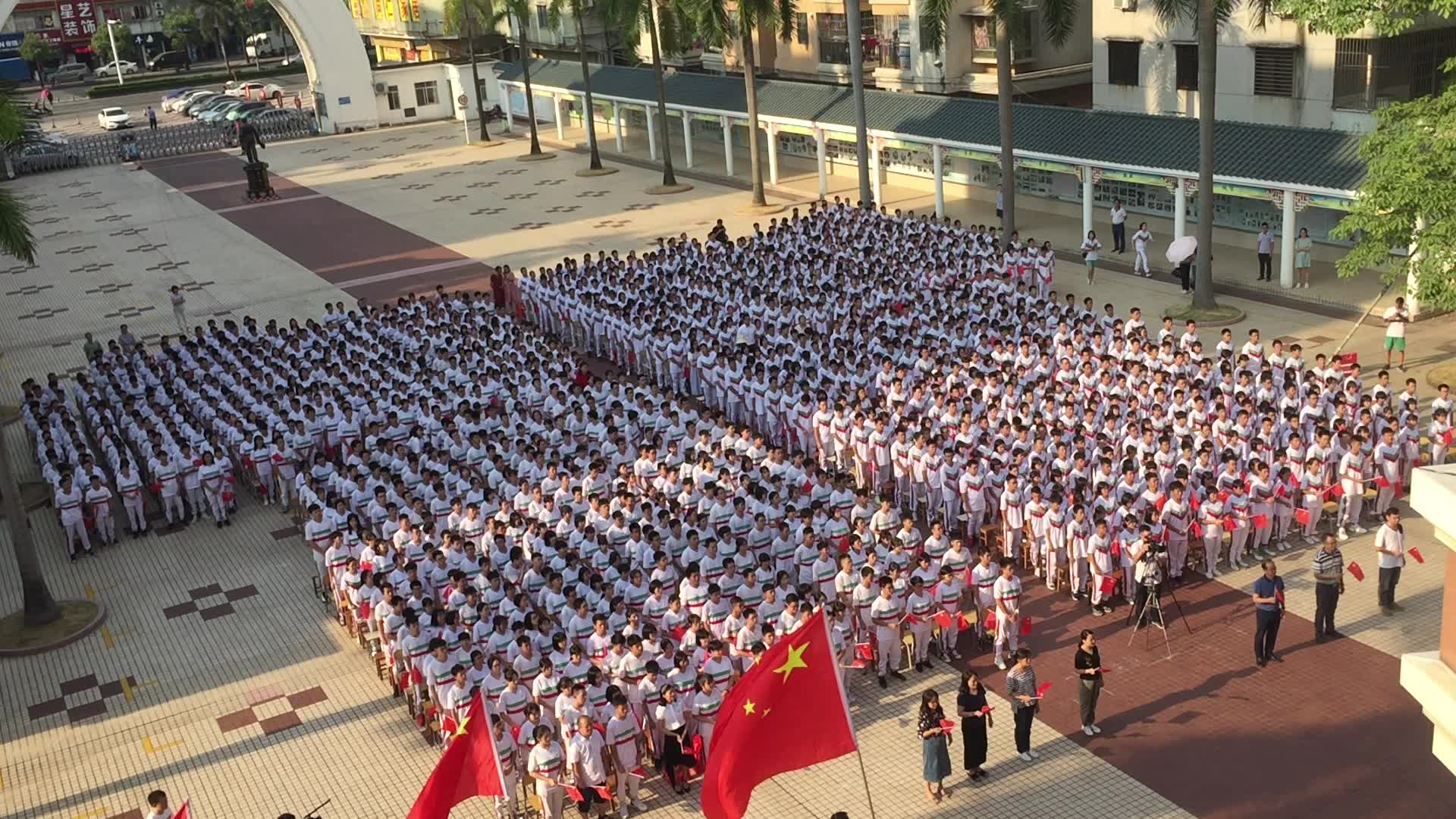 [图]祖国母亲节日快乐—献上千人齐唱《我和我的祖国》