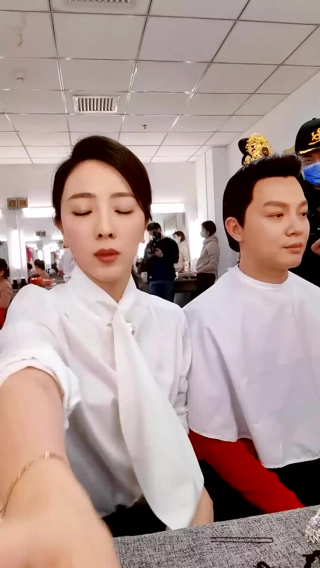 任鲁豫 李思思 某人 就一句词的歌是哪一首周末愉快 默契配合 搭档