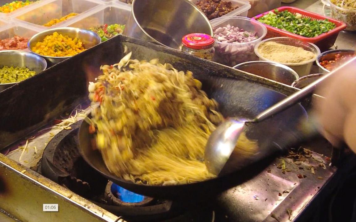 中国夜市美食,街头小吃,大厨街边做蛋炒饭,十足的人间烟火气息