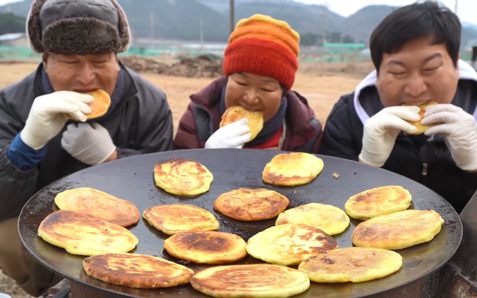 [图]妈妈在锅盖上做了美味的糖饼，一起看一下糖饼是怎么做出来的吧！