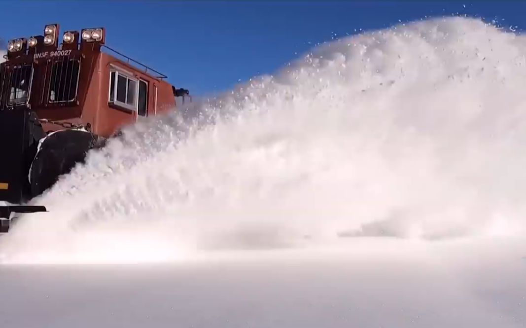 [图]正面看破雪穿行的火车，雪往两面四溅好有感觉