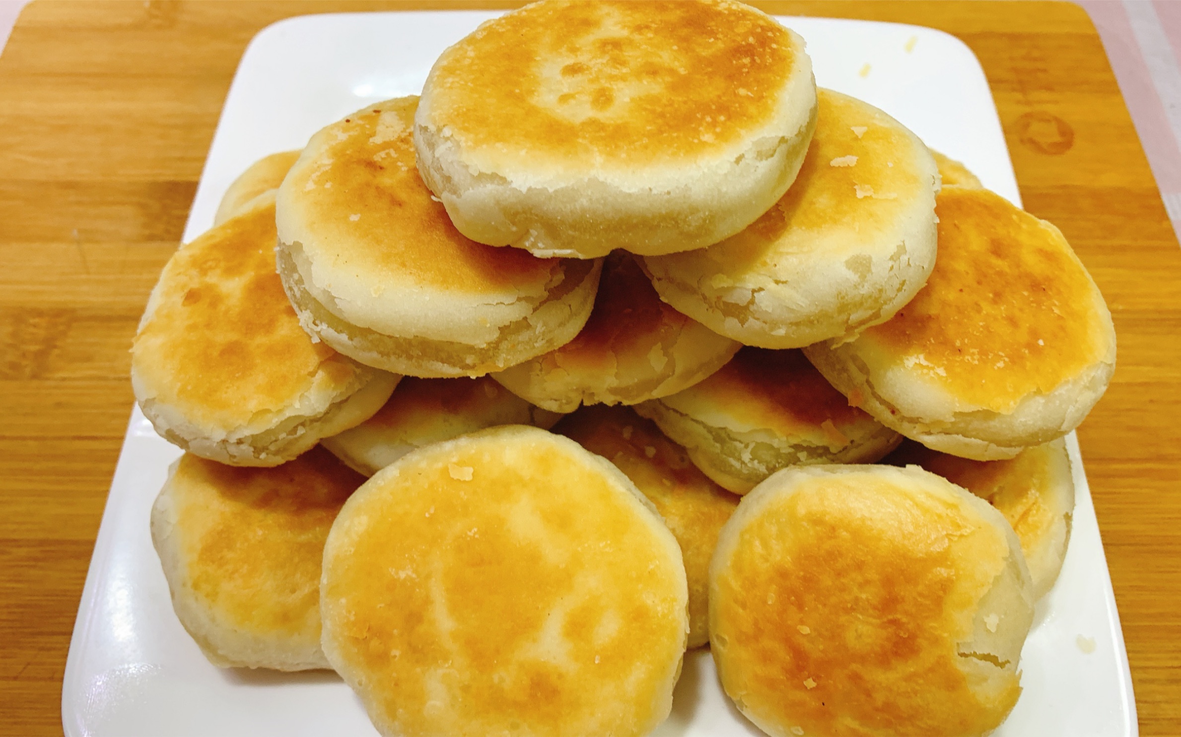 外面排队买的小酥饼,教你在家做,配方比例详细说明,外皮酥脆一碰直