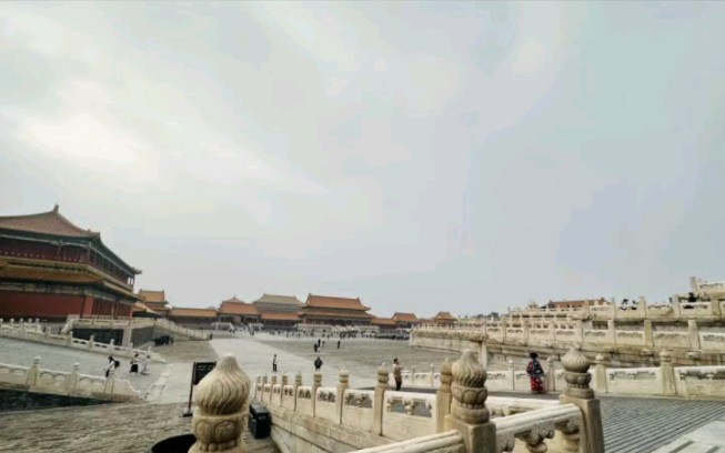 北京故宫(The Imperial Palace)是中国明清两代的皇家宫殿,旧称紫禁城.故宫有四座城门,南面为午门,北面为神武门,东面为东华门,西面为西华门....