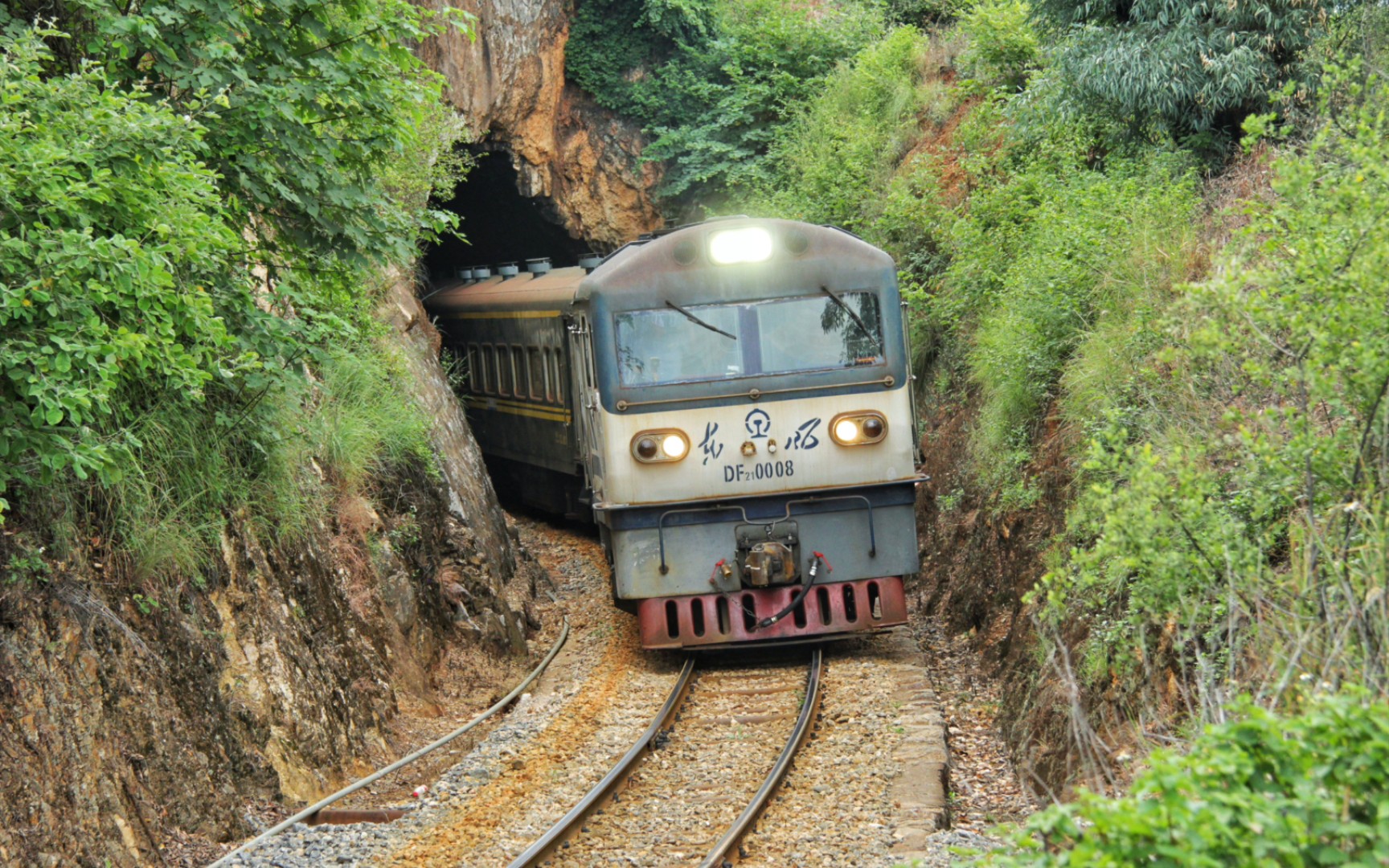 【中国铁道】昆河铁路-米轨客车57302次驶出南洞站隧道