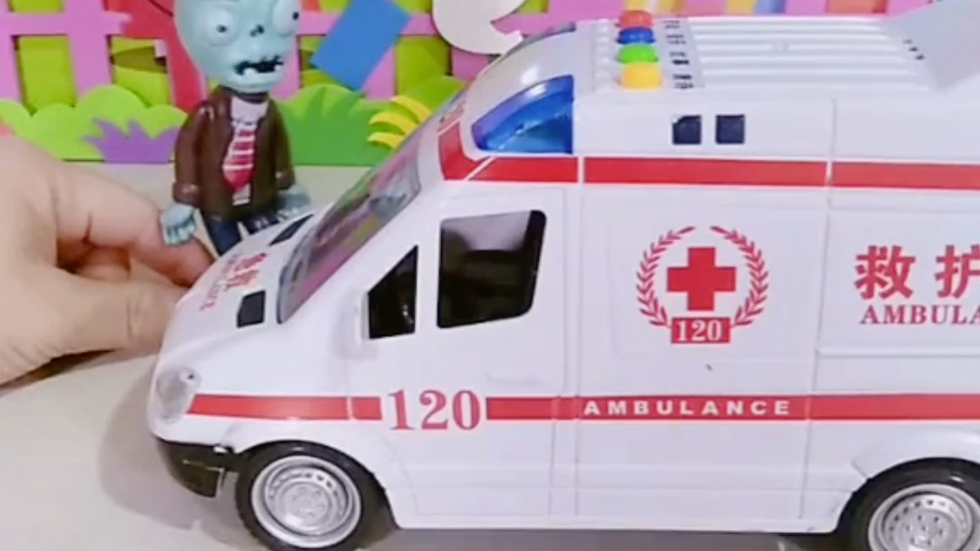 救护车送乔治和路障僵尸去医院