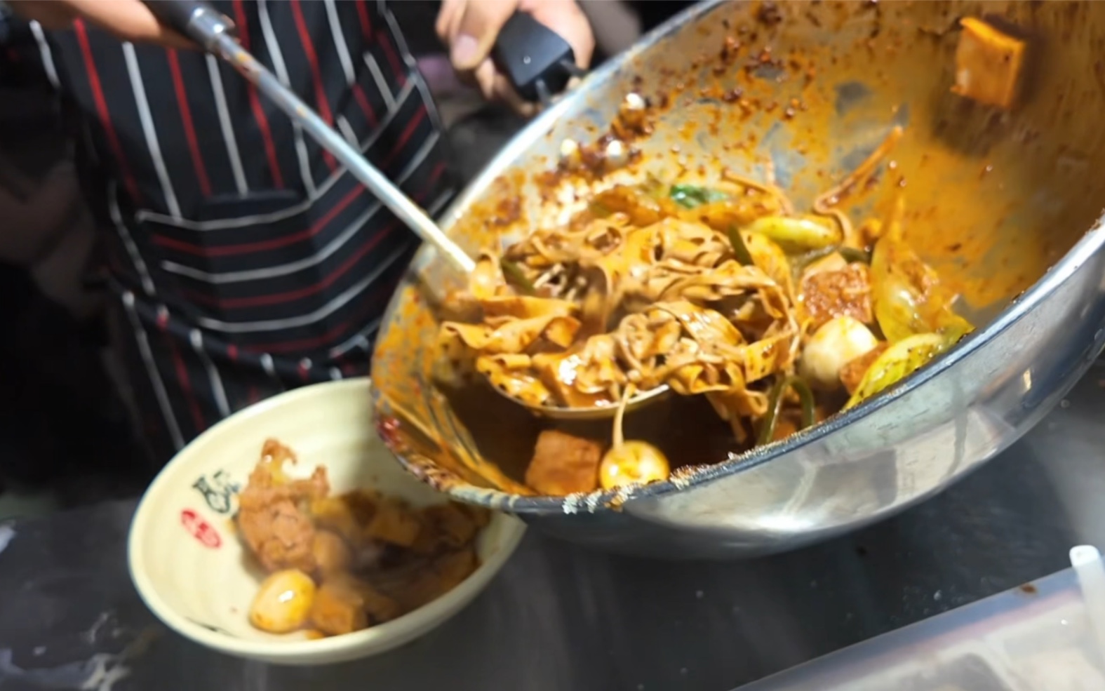 陕西吃饭大学旁的马路夜市,11元吃炸串13元吃山西麻辣拌,剁椒面重庆小面粉蒸肉夹馍也挺馋人-君在西安-君在西安-哔哩哔哩视频