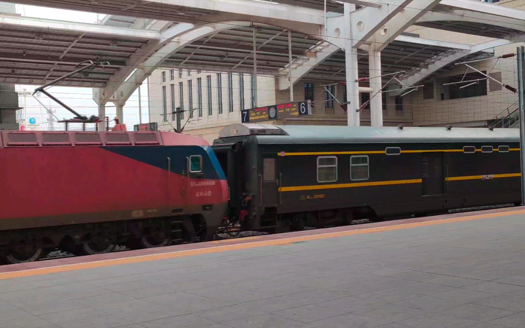 段hxd3d-0066担当的z286次(南宁-北京西)列车减速通过京广铁路保定站