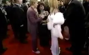 Video herunterladen: Britney布兰妮2000格莱美红毯白色 麦当娜同款