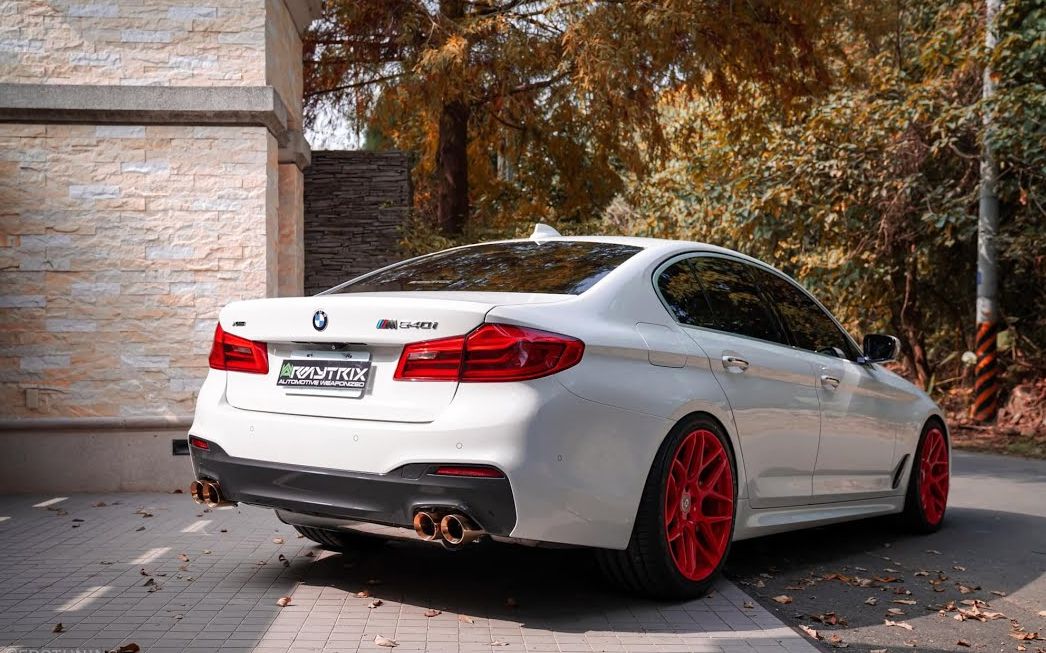 宝马bmw g30 540i搭配超跳色hre轮毂与armytrix中尾段阀门排气