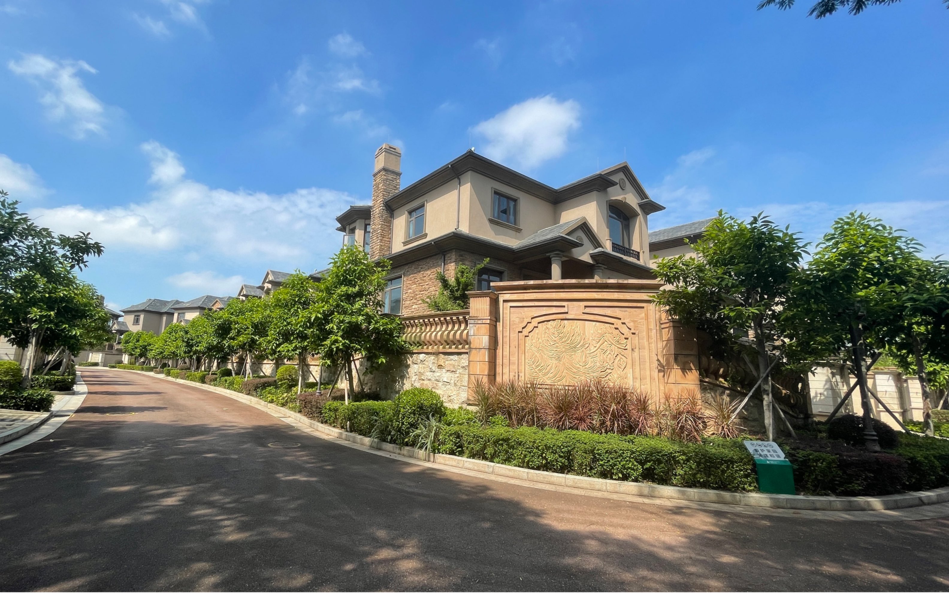 中山1200w南加州风格独栋别墅,小区实景太漂亮了,简直爱了.