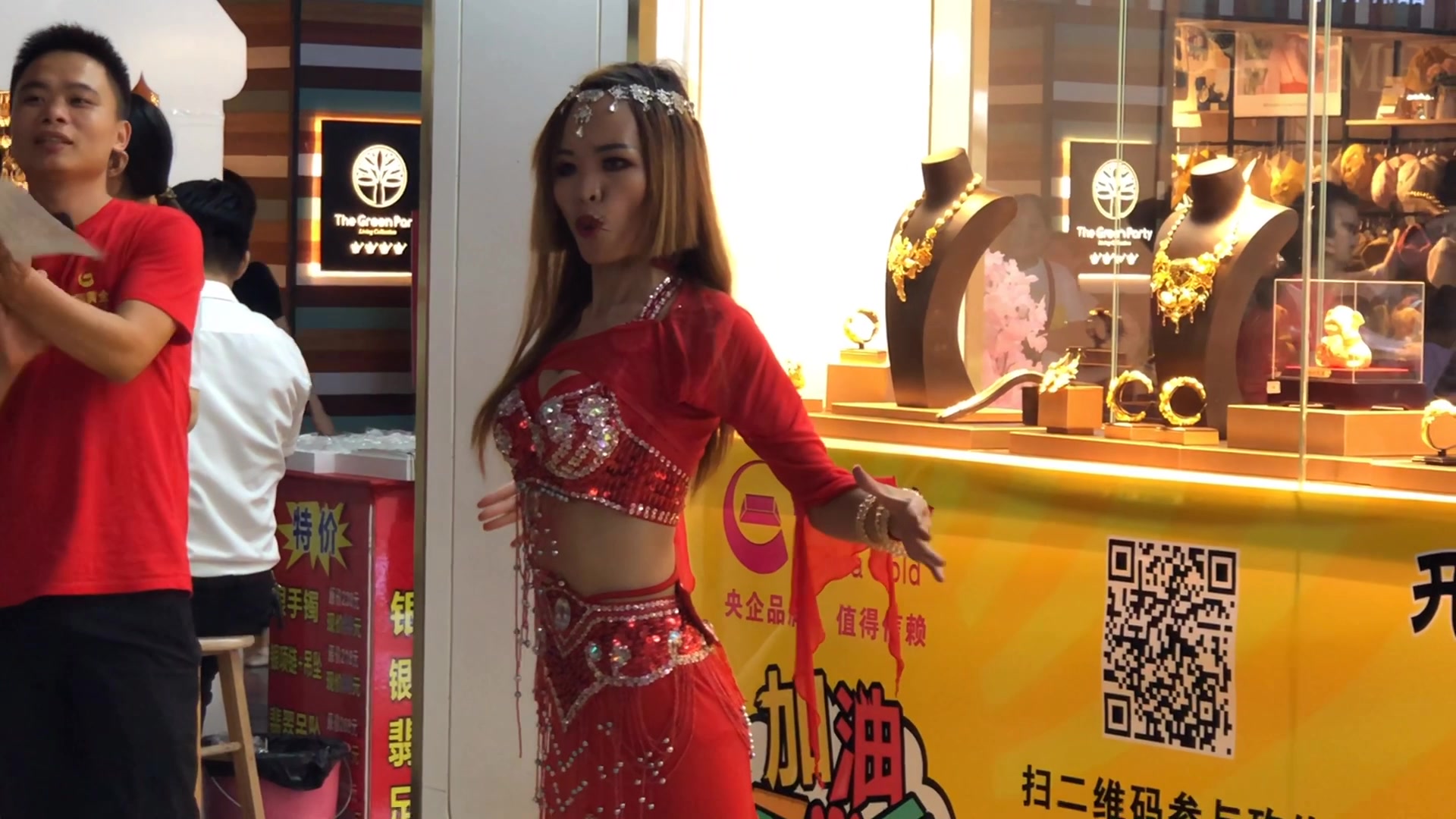 美女在广州一家商场里表演吃蜈蚣和蜘蛛,看起来有点害怕,表演很刺激!