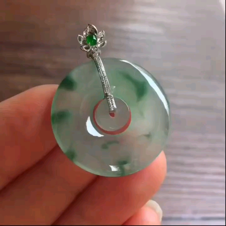 超值价063999冰飘花子母扣吊坠,18k金镶嵌,玉质通透,冰润细腻,种水