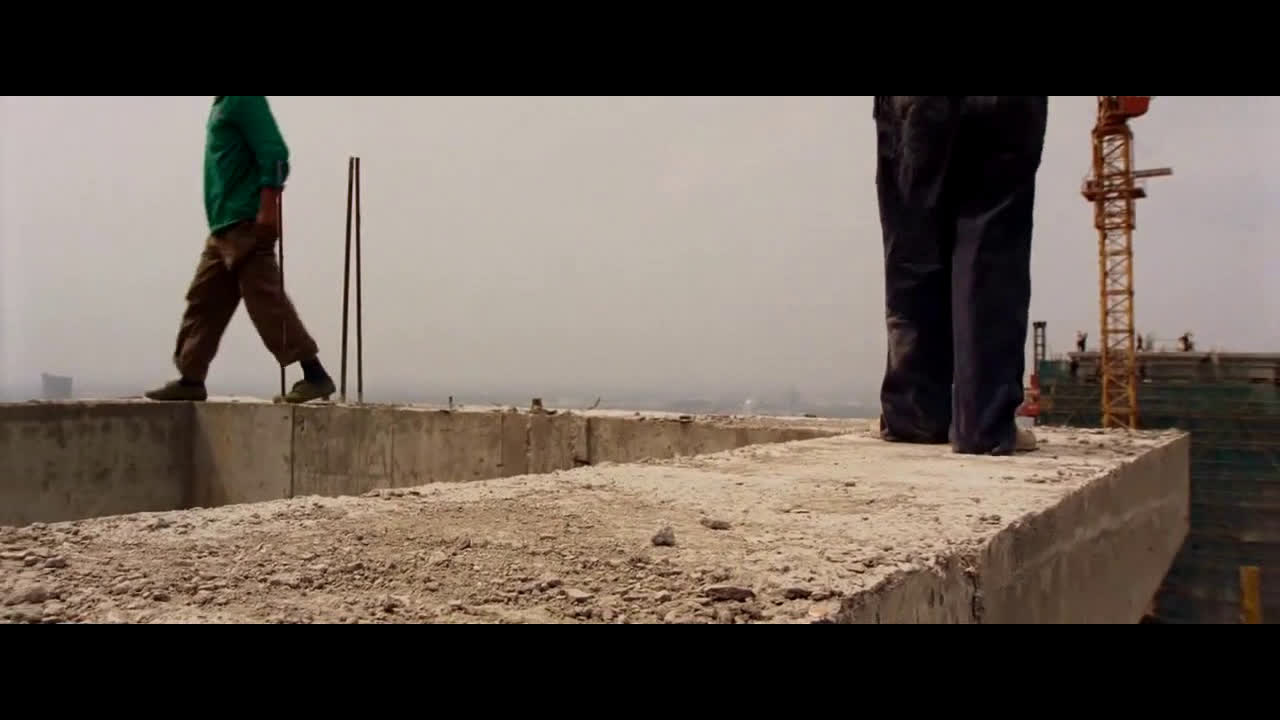 《长江七号》星爷没用替身演民工坐高楼顶层边吃盒饭片段!