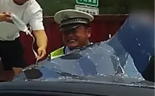 Tải video: 交警用肩膀硬生生撑开车顶救人！