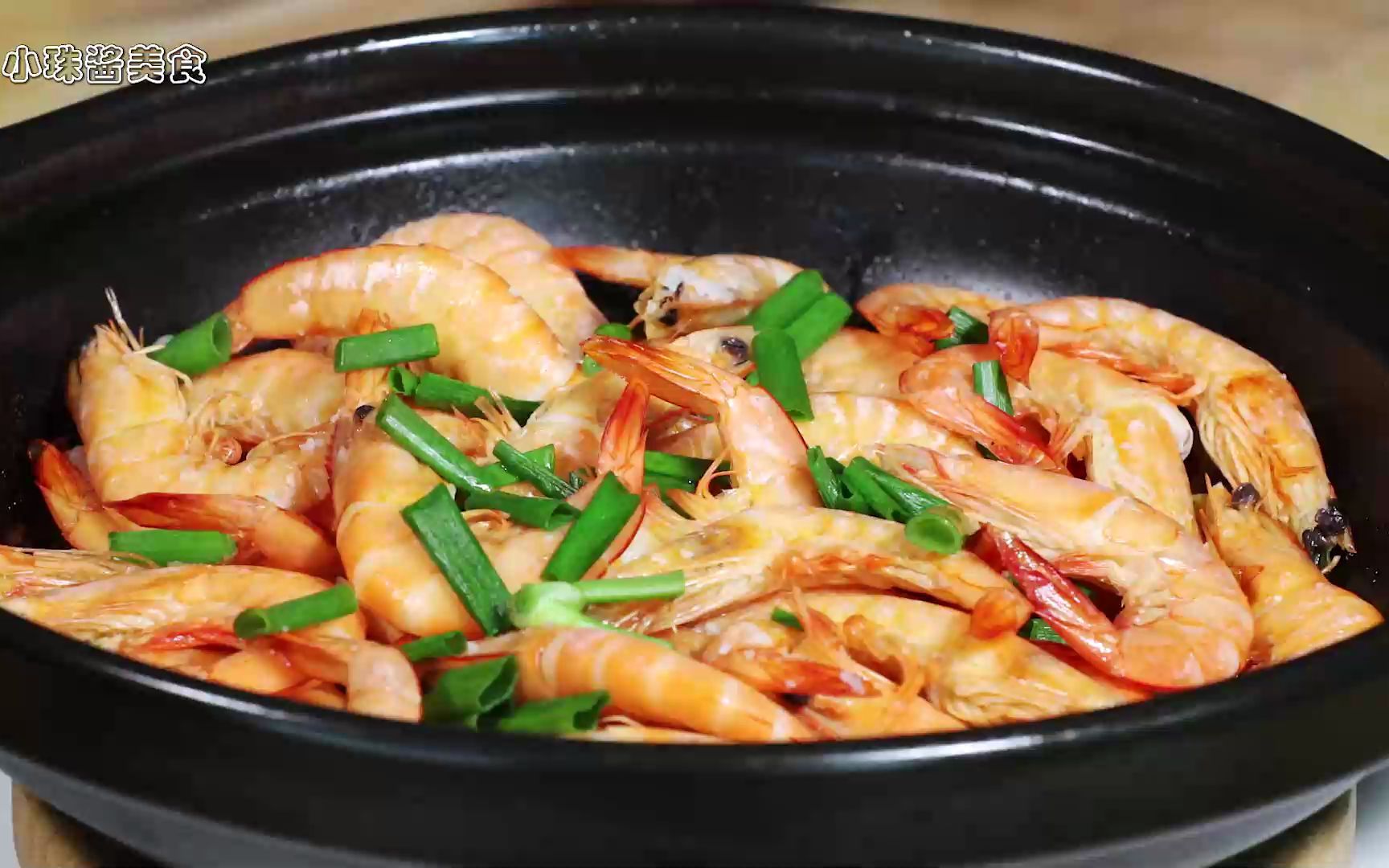 用粗盐做出来的砂锅焗海虾特别鲜香,家常海鲜做法简单砂锅焖大虾