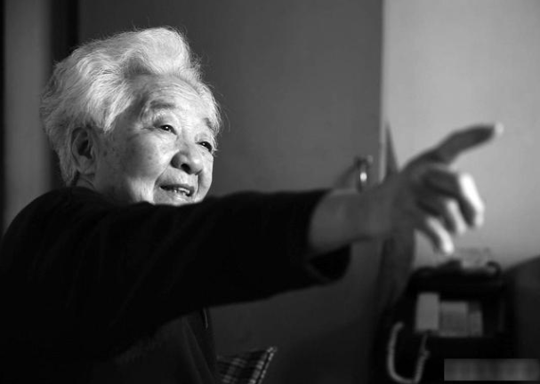 送别于蓝遗体告别仪式在京举行田华前往悼念