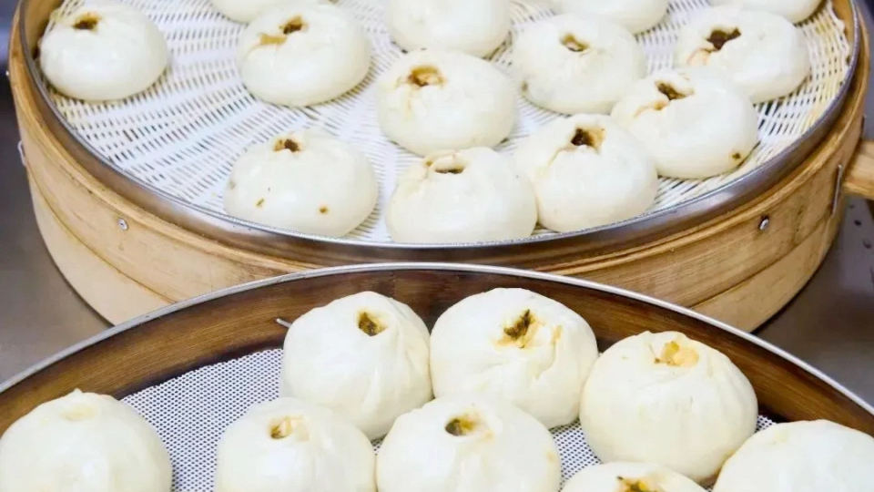 四川文化传媒职业学院食堂的小笼包皮薄肉厚,猪肉做馅儿,馅料多汁味足