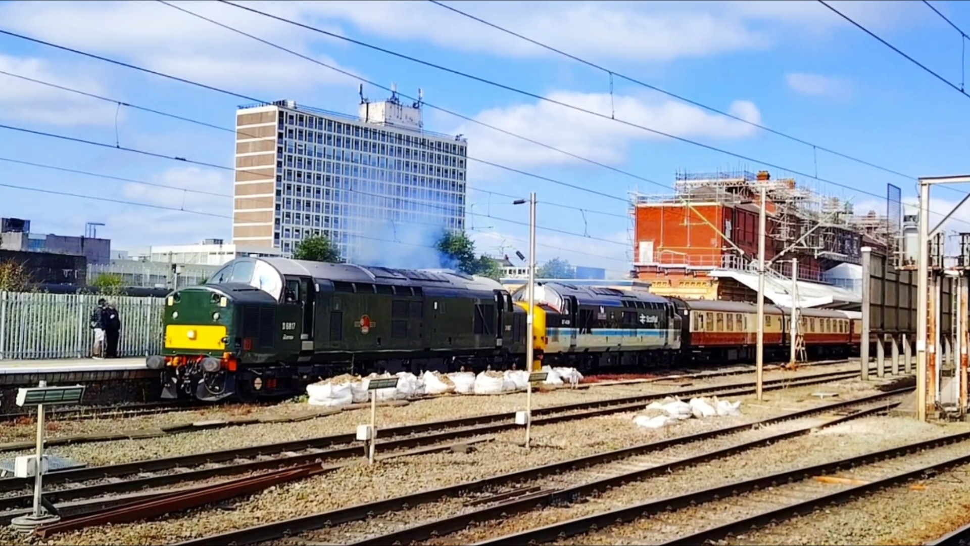 英国铁路两台37型内燃机车牵引旅游列车出克鲁站