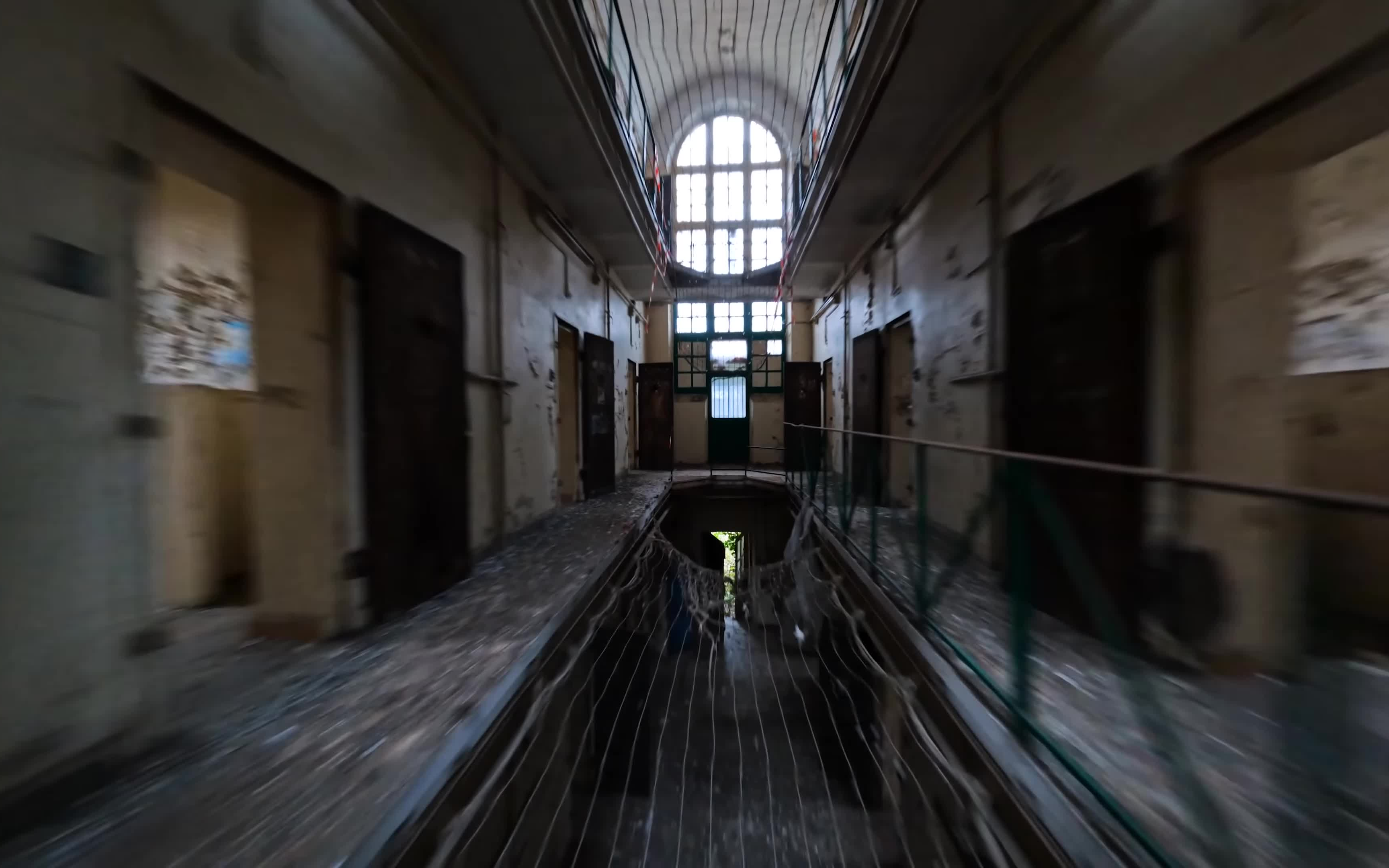 【commencal】与安东尼一起探索阴暗监狱的走廊和小巷 - antoni