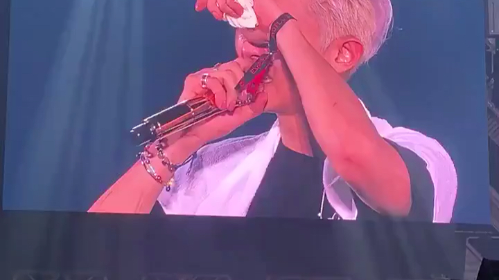 【exo】【朴灿烈】今日exo首尔演唱会上哭了,哥哥辛苦了,一直做的很好