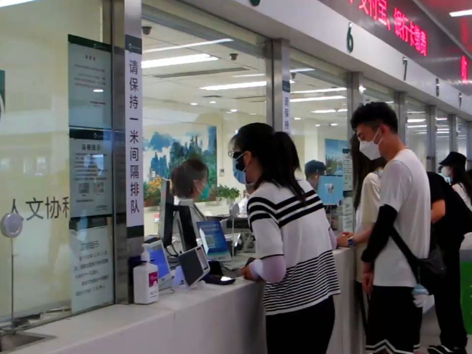 17下午两点 北京协和医院门诊楼一楼大厅收费处 来自全国各地的患者及