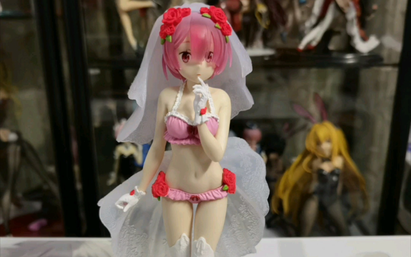 手办景品眼镜厂的婚纱拉姆纯白和淡粉的主色调延续了婚纱系列的纯欲风