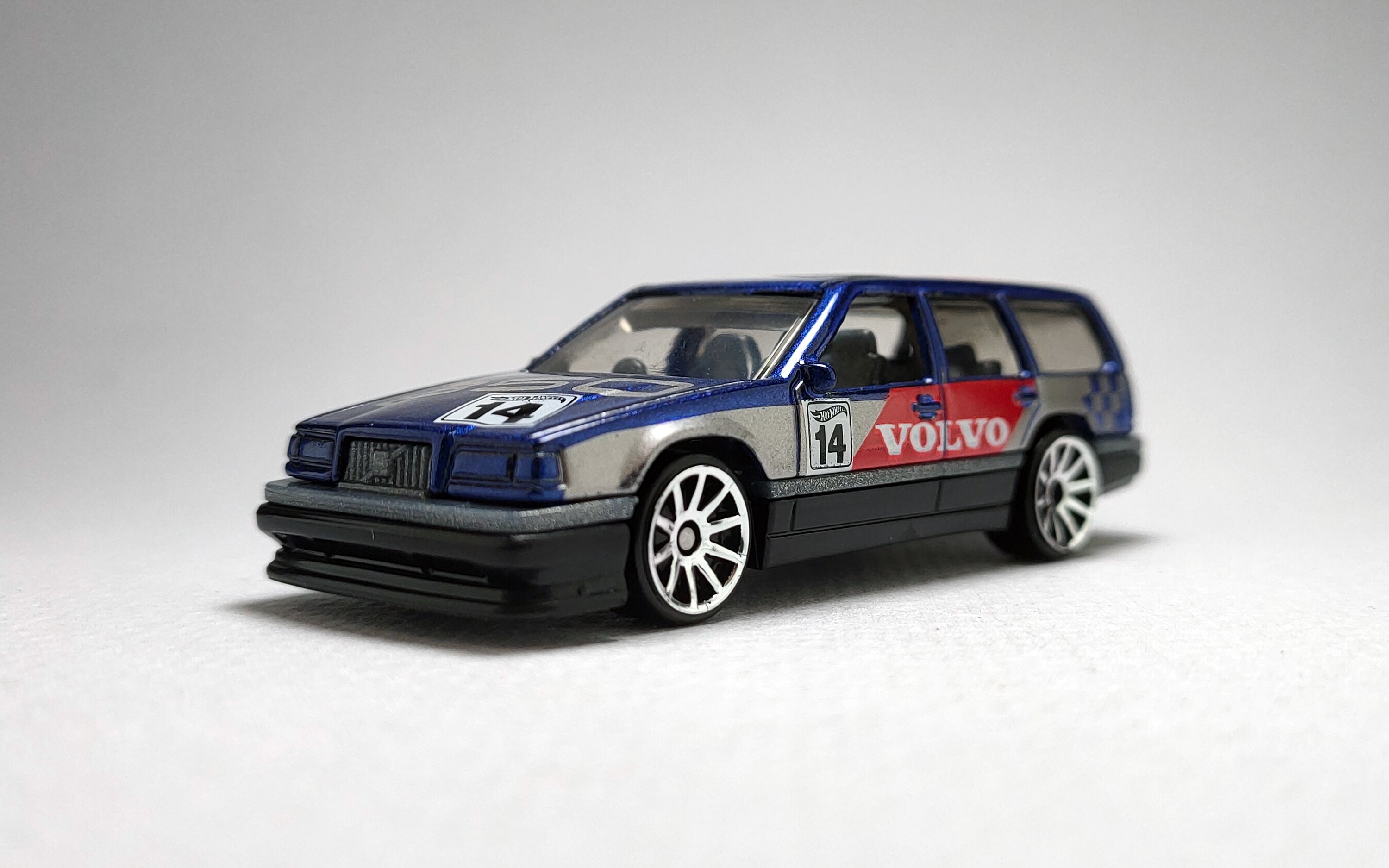 一分钟玩具开盒-风火轮普卡沃尔沃850 estate瓦罐车开盒把玩拼测_哔哩