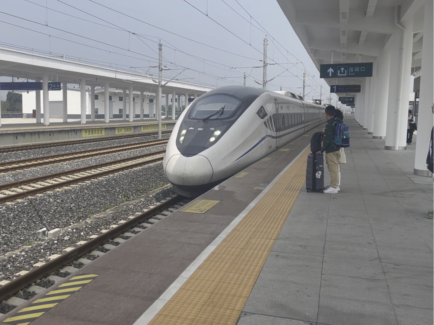 【临时运转】C6018/5(茂县成都东),本务成局成段成都东动车所CRH2G4076,川青上行什邡西1站台进站停车,该视频于2024年4月1日12:14拍摄哔哩...