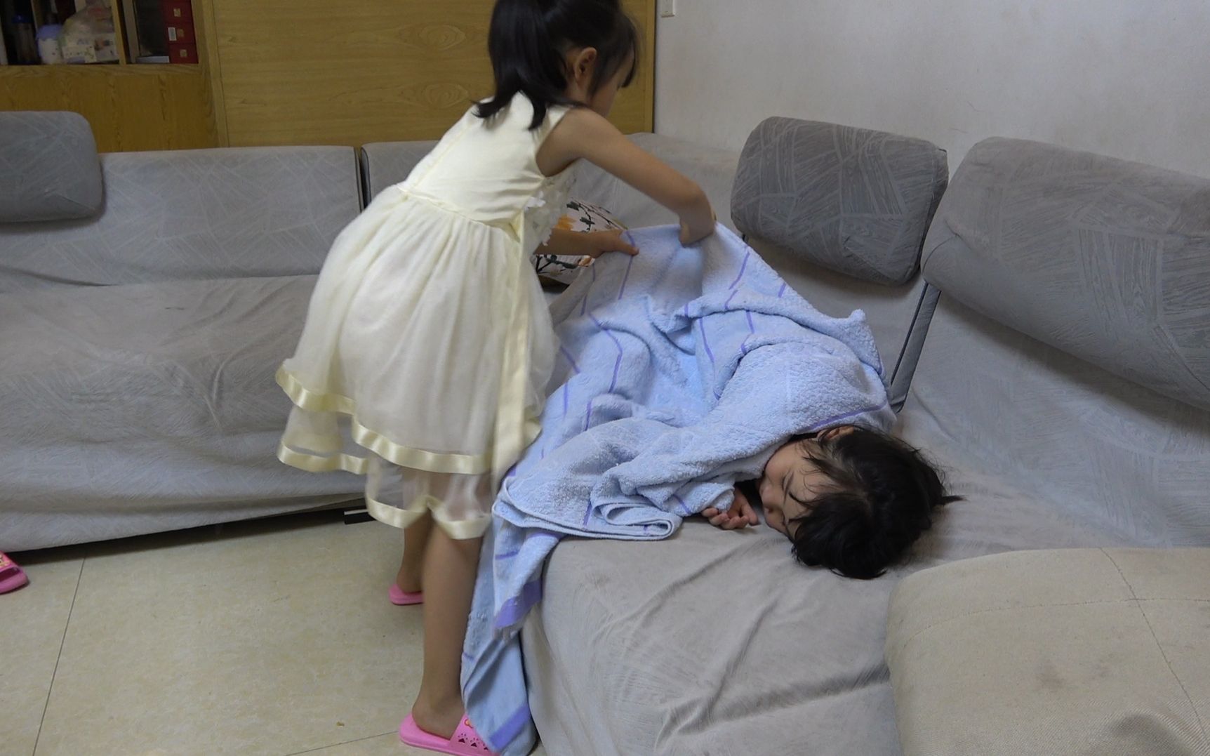 父母外出留下姐妹俩,姐姐虽小却把妹妹照顾得很周到,真暖心!