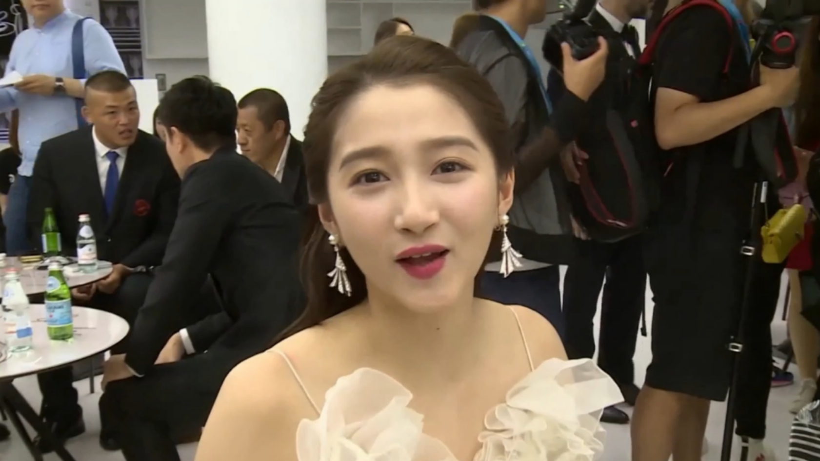 关晓彤头发凌乱穿睡衣出镜,素颜状态无惧高清镜头