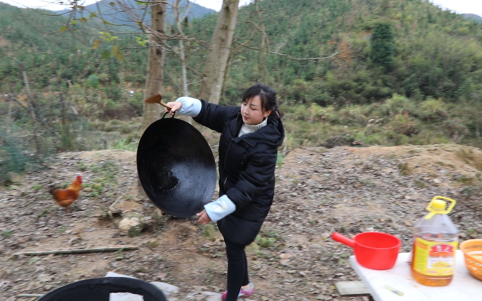 农村姑娘摘了野香菇回来,炒了一盘菜,全吃完了,好开心!哔哩哔哩bilibili