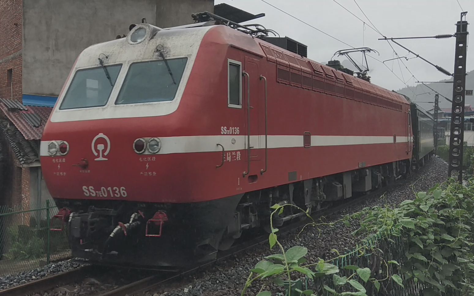 ss7e0136兰局兰段k855兰州西-成都晚点56分暴雨中通过宝成线剑阁县下