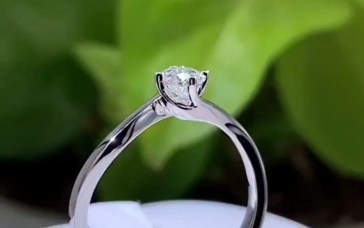 阳光下实拍的扭臂4爪款式钻戒,主钻0.308克拉—实验室培育钻石