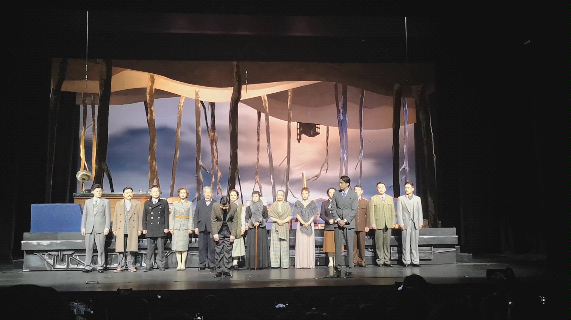 话剧《东方快车谋杀案》首演 谢幕