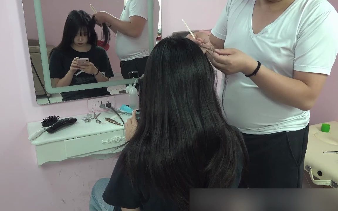 女大学生和闺蜜一起剃光头(2)闺蜜尝试光bob