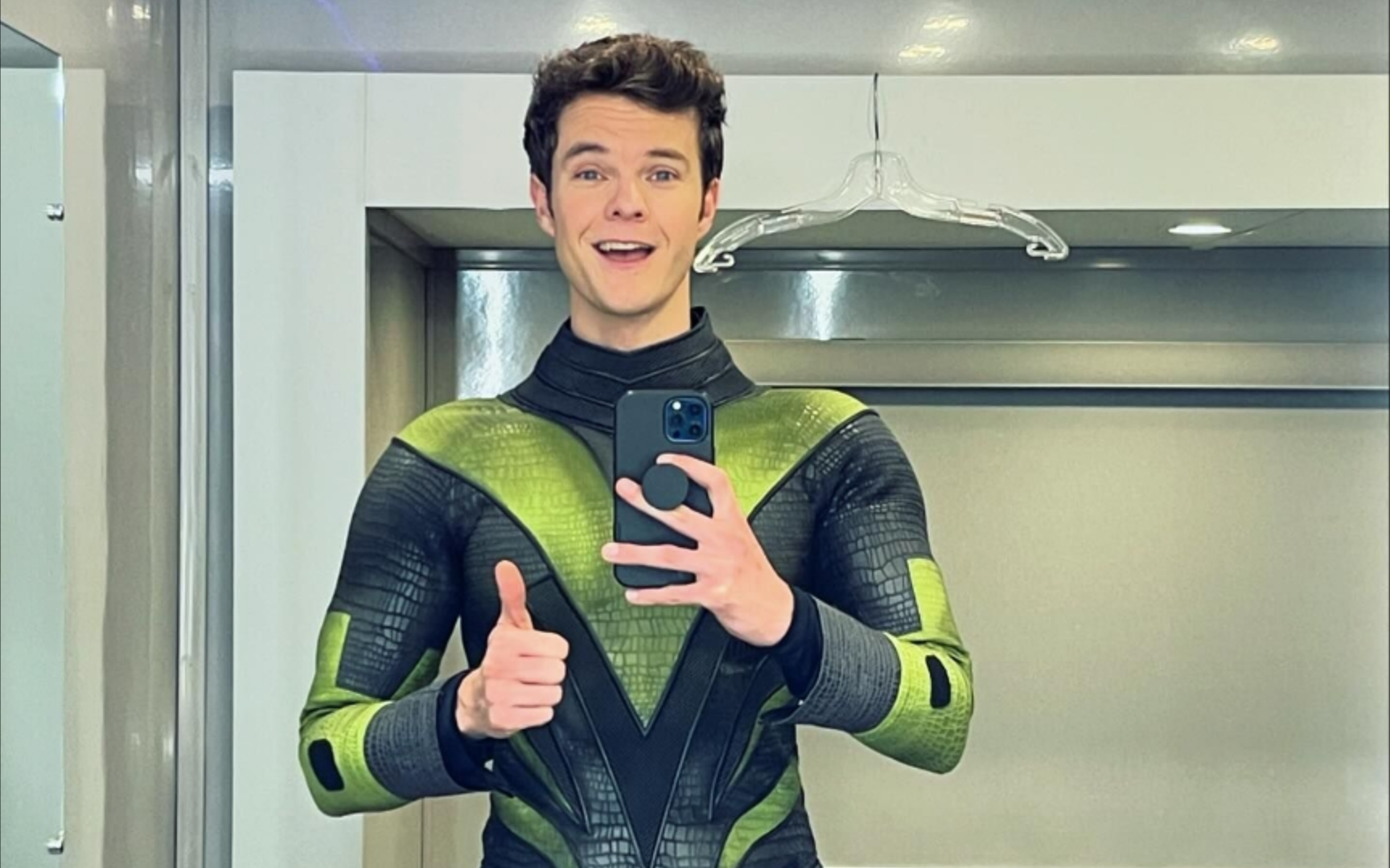 【黑袍纠察队】休伊似乎很享受当"蜘蛛侠"