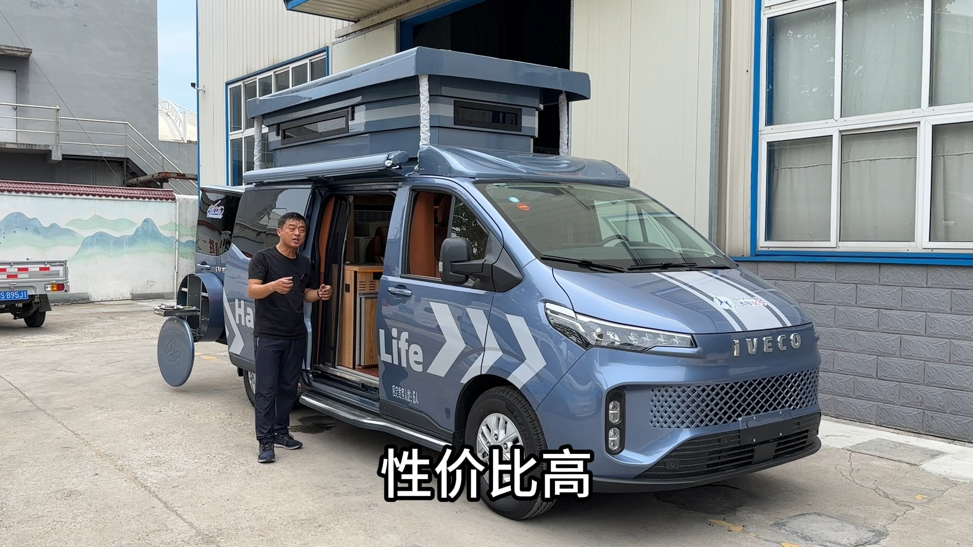 灵动的轻客车身,多功能的升顶结构,亦商亦旅多用途硬升顶房车