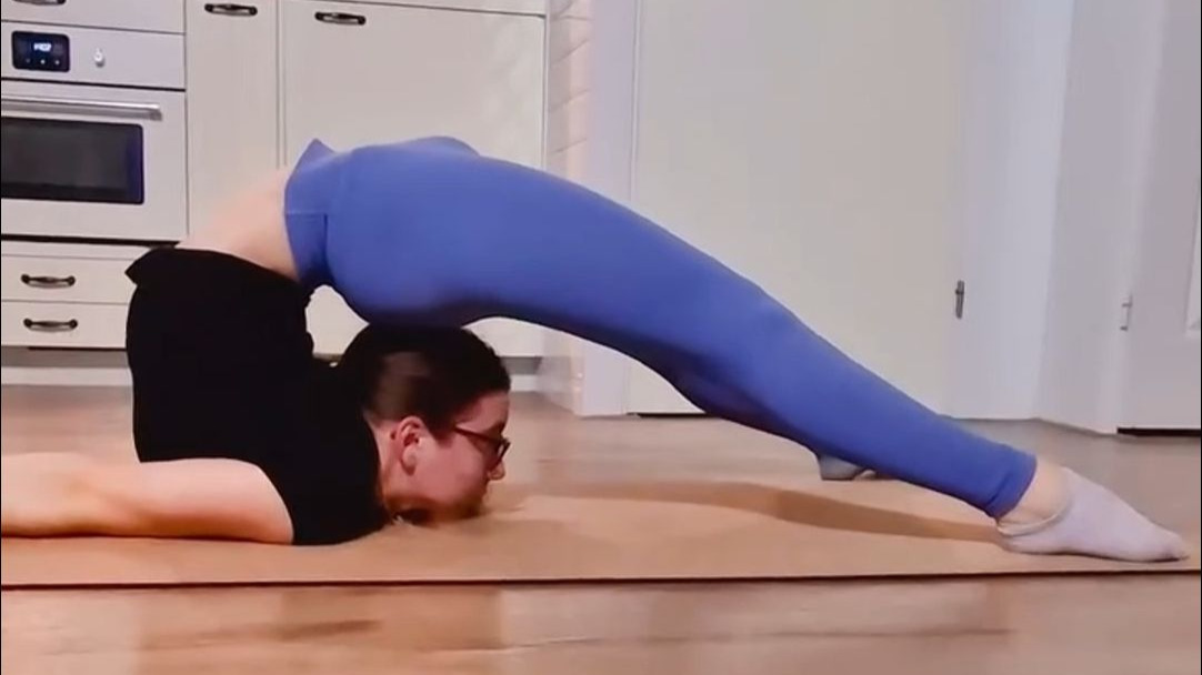 眼睛妹子软骨功练习