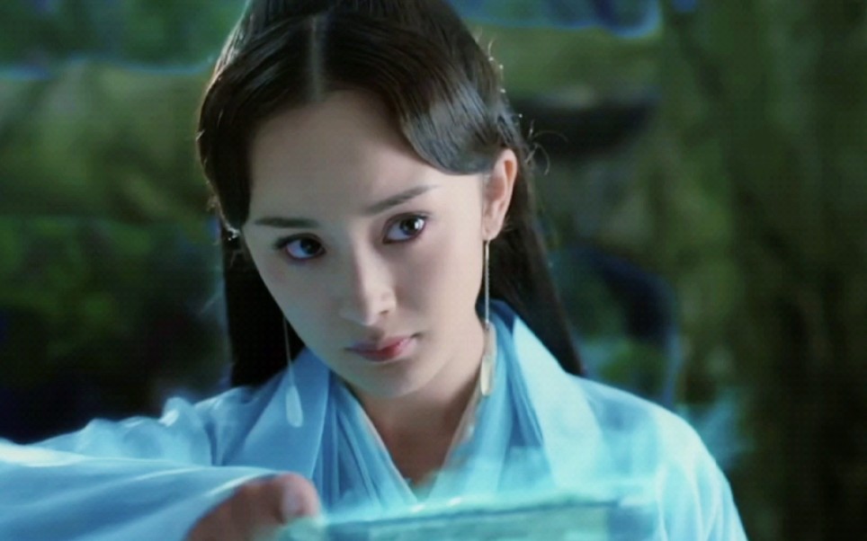 "青丘女帝白浅,万万年第一绝色,四海八荒都得尊称一声姑姑"