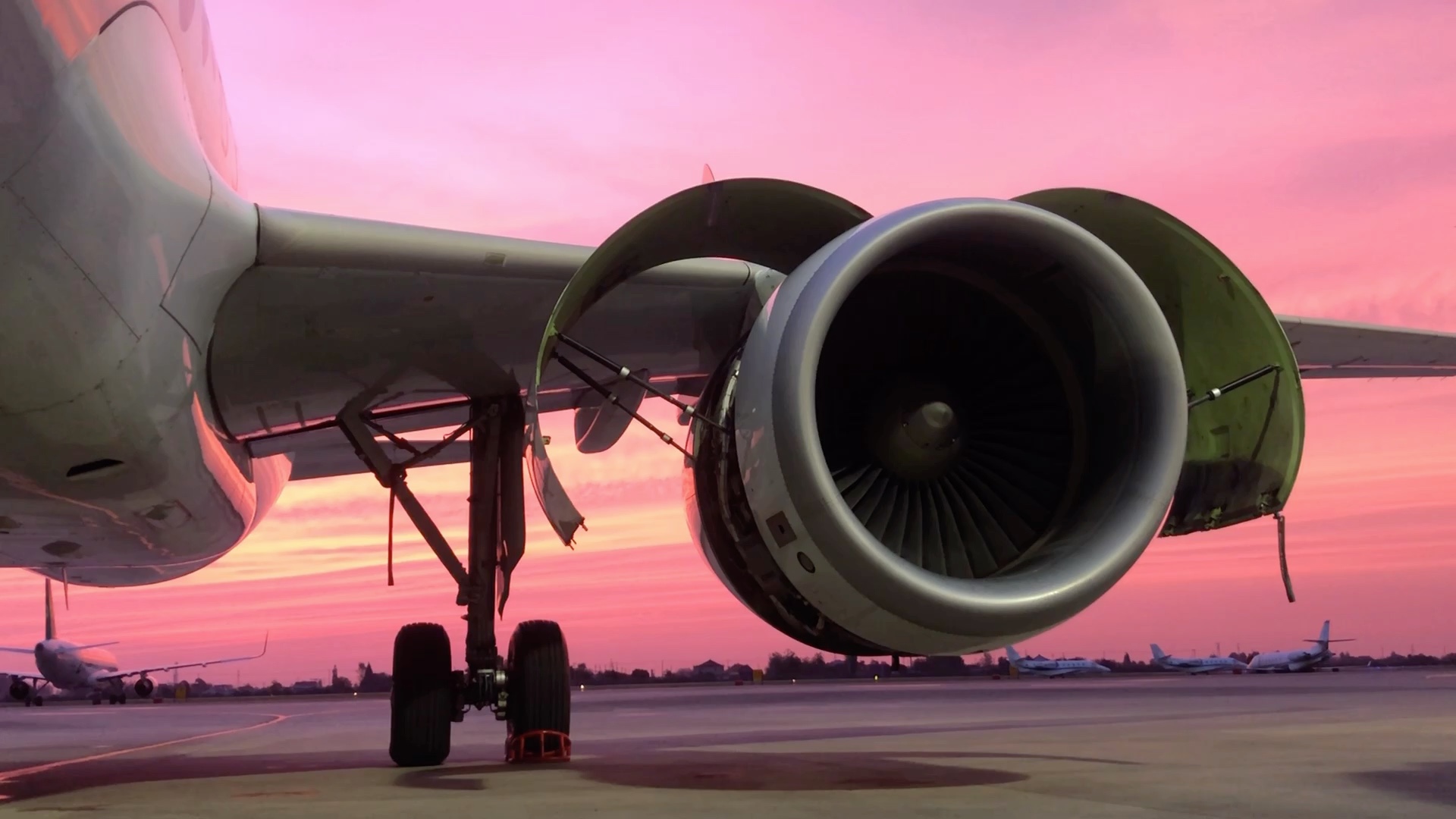 清晨朝阳下cfm56发动机试车