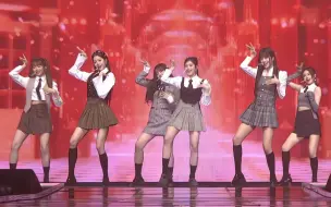 Video herunterladen: 【4K 舞台】IVE《 After LIKE 》The Prom Queens 20230212