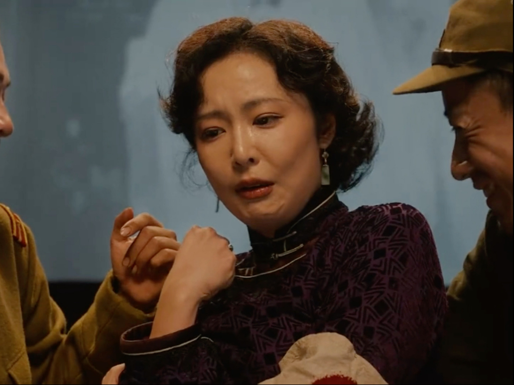 南京照相馆：美女被鬼子抓住，鬼子让她边脱衣服边唱歌！